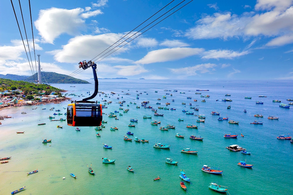 To ensure a comfortable journey and enjoy the stunning views of Phu Quoc from above, take the cable car to Sun World Hon Thom